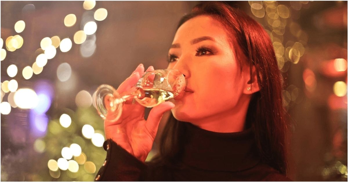 Moteris su taure geria alkoholį