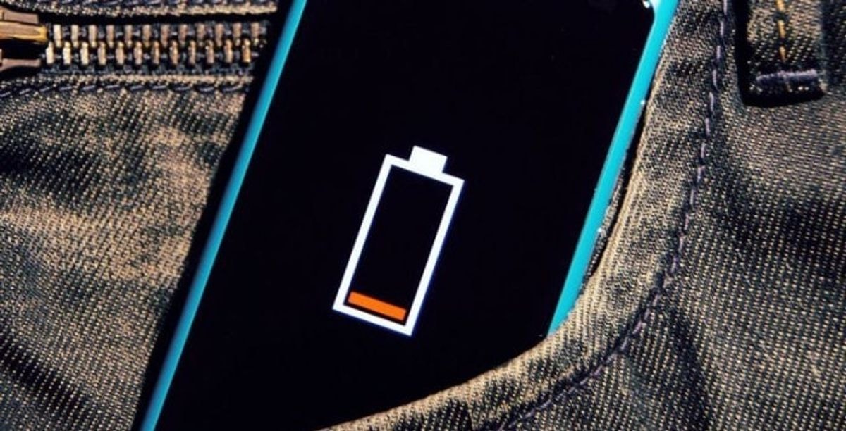 8 gudrybės, kad jūsų išmaniojo telefono baterija NENUMIRTU, kai jums to labiausiai reikia