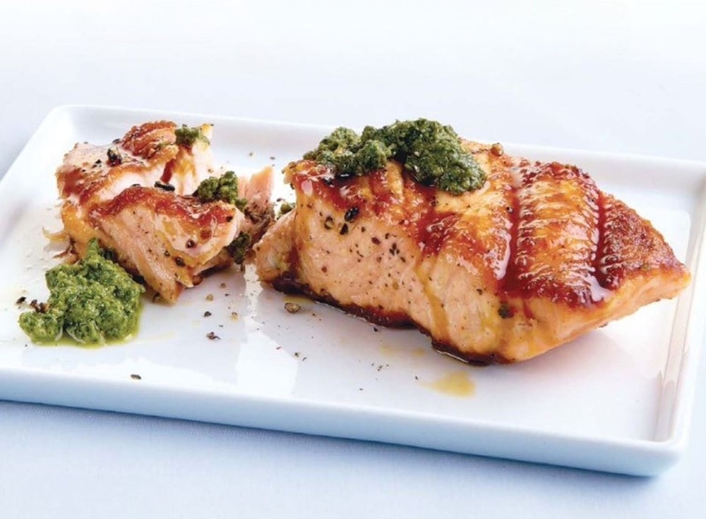 Ant grotelių kepta lašiša su graikinių riešutų-rukolos pesto