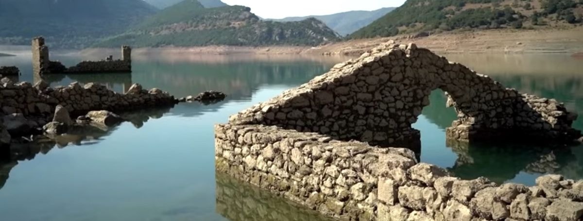 Graikijos ežere atsivėrė seniai nuskendęs kaimas: stulbinantis vaizdas – pamatykite, kaip tai atrodo