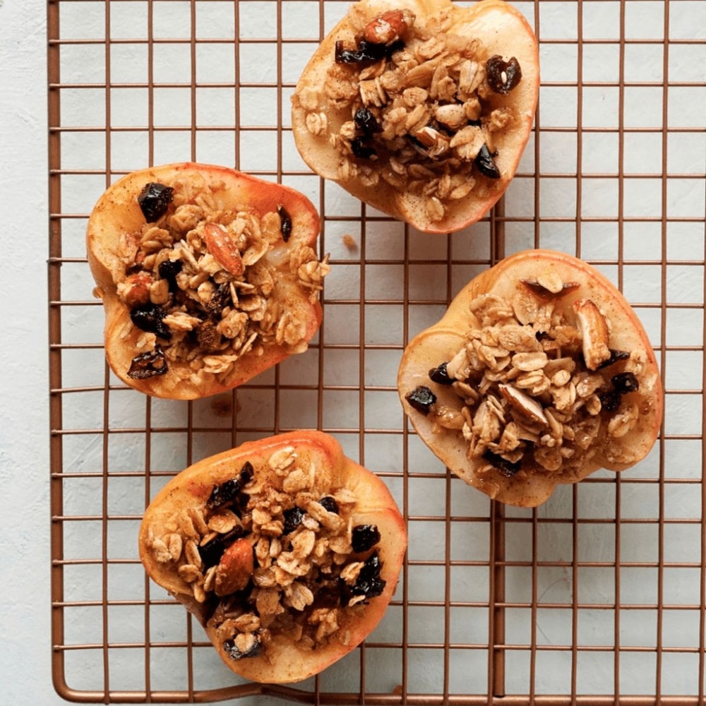 Kepti obuoliai su granola