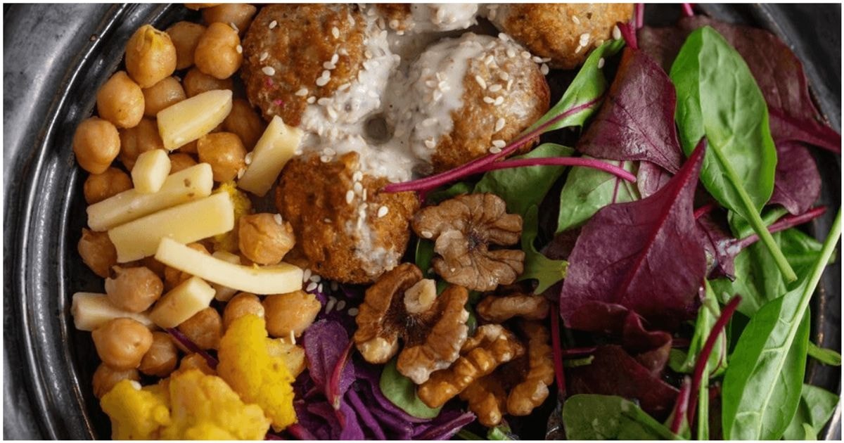 Skanios vegetariškos Salotos su Avinžirniais ir Falafeliais