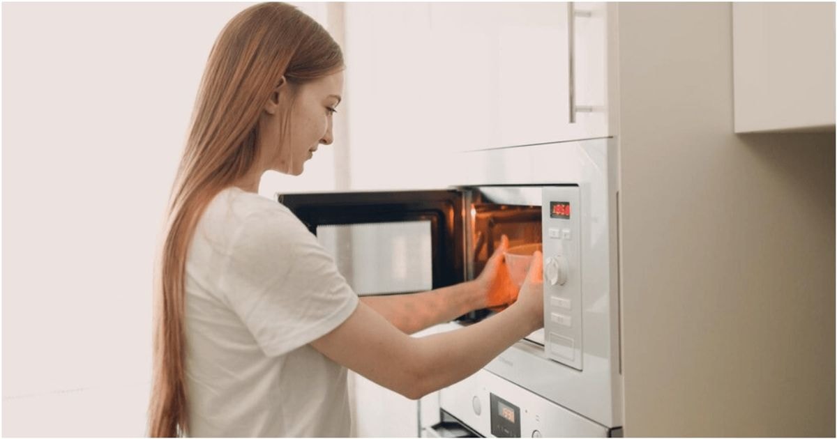Štai kurių produktų negalima šildyti mikrobangų krosnelėje