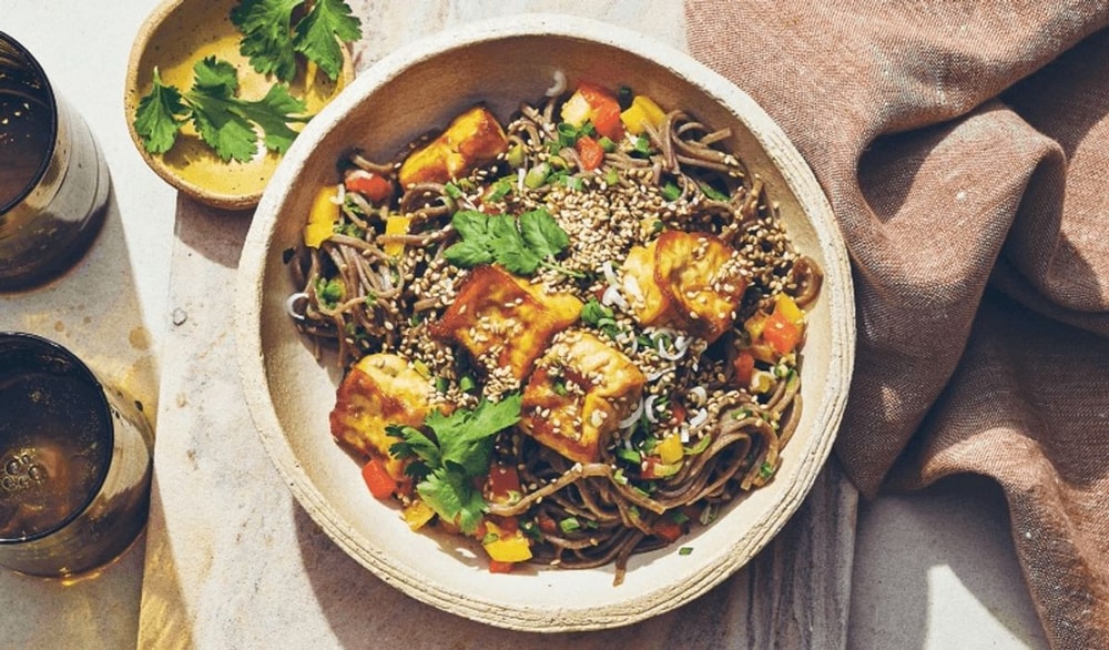 Soba makaronų salotos su traškiu keptu tofu