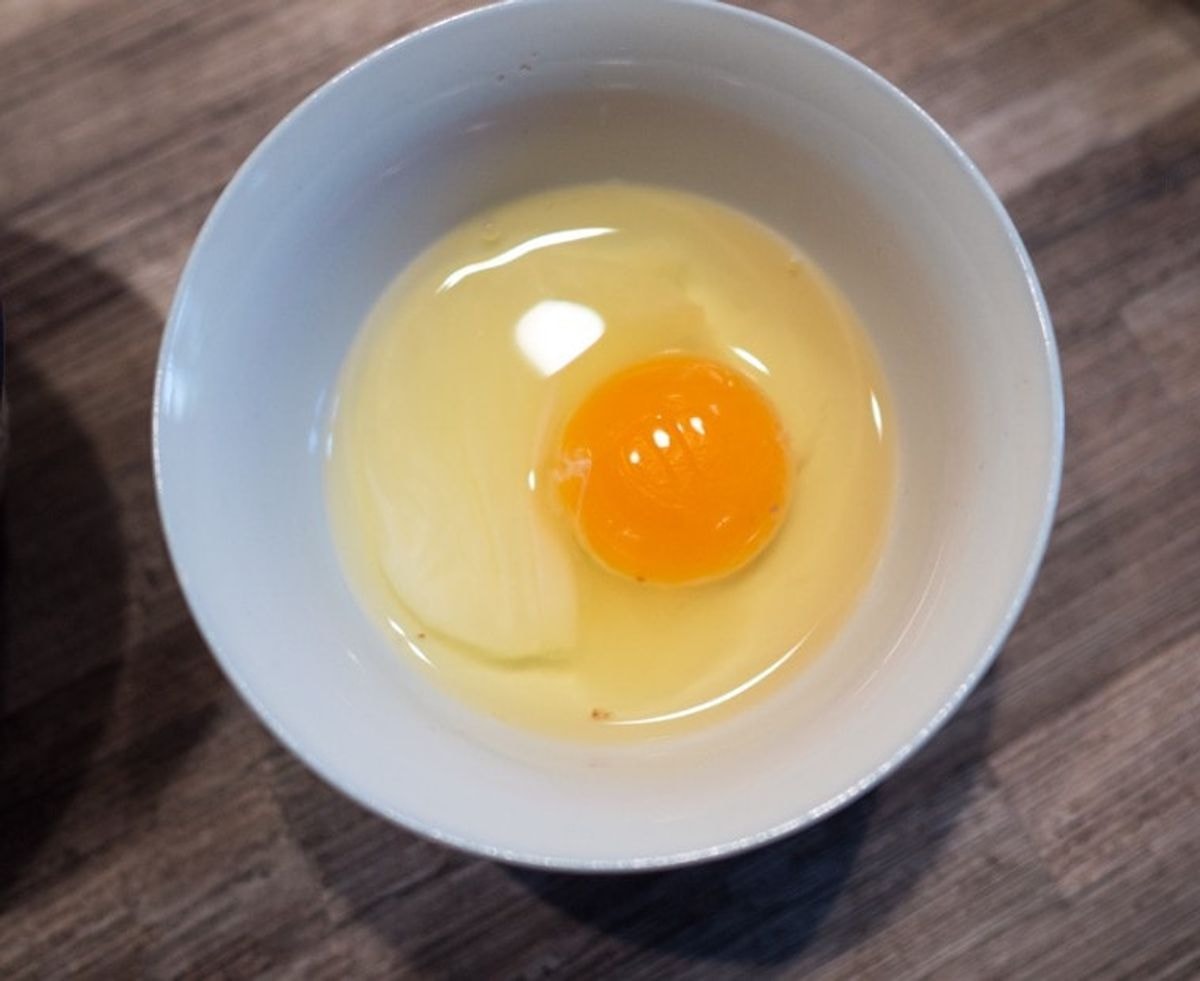 Почему яйца жидкие. Пятна на желтке куриного яйца. Мутный белок у куриного яйца. Яичный белок желтый. Тарелка для яиц.