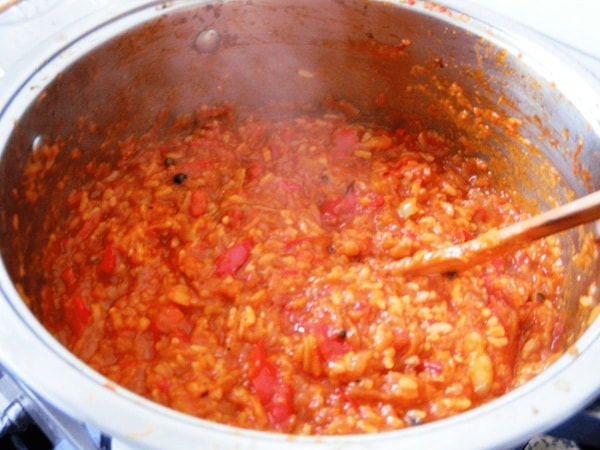 Patiekalas paruošiamas gana lengvai, iš nebrangių ingredientų ir gali būti laikomas stiklainiuose, kaip jums patinka.