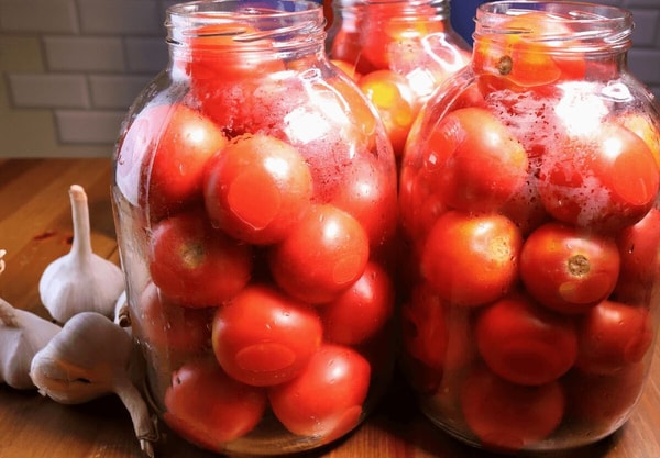 Pomidorai stiklainiuose