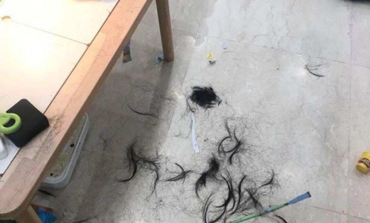 Pavargusi mama nuėjo ilsėtis, o tuo metu jos dukros nusprendė žaisti kirpėjas