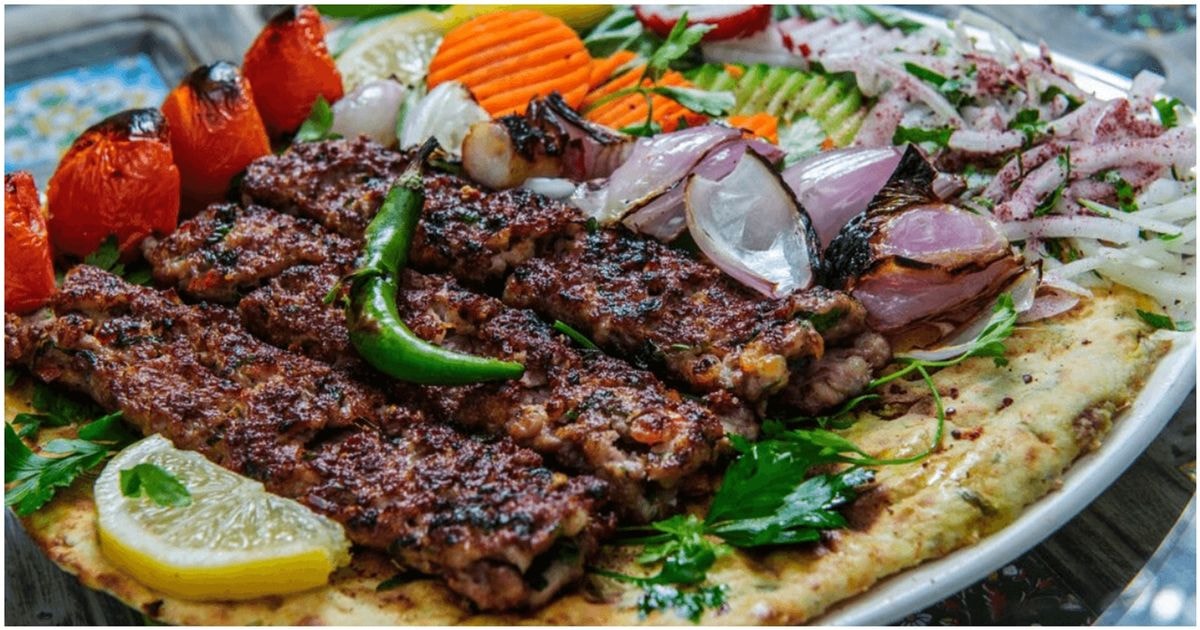 Naminis kebabas lėkštėje