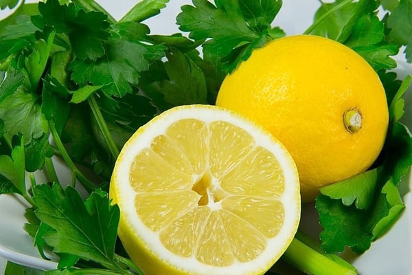 Citrinos + petražolės + česnakas