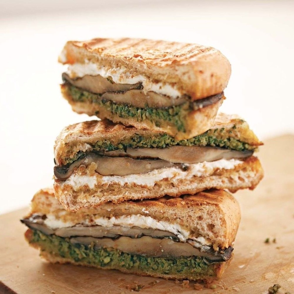 Ant grotelių kepti Portabella ir ožkos sūrio sumuštiniai su žaliu alyvuogių pesto