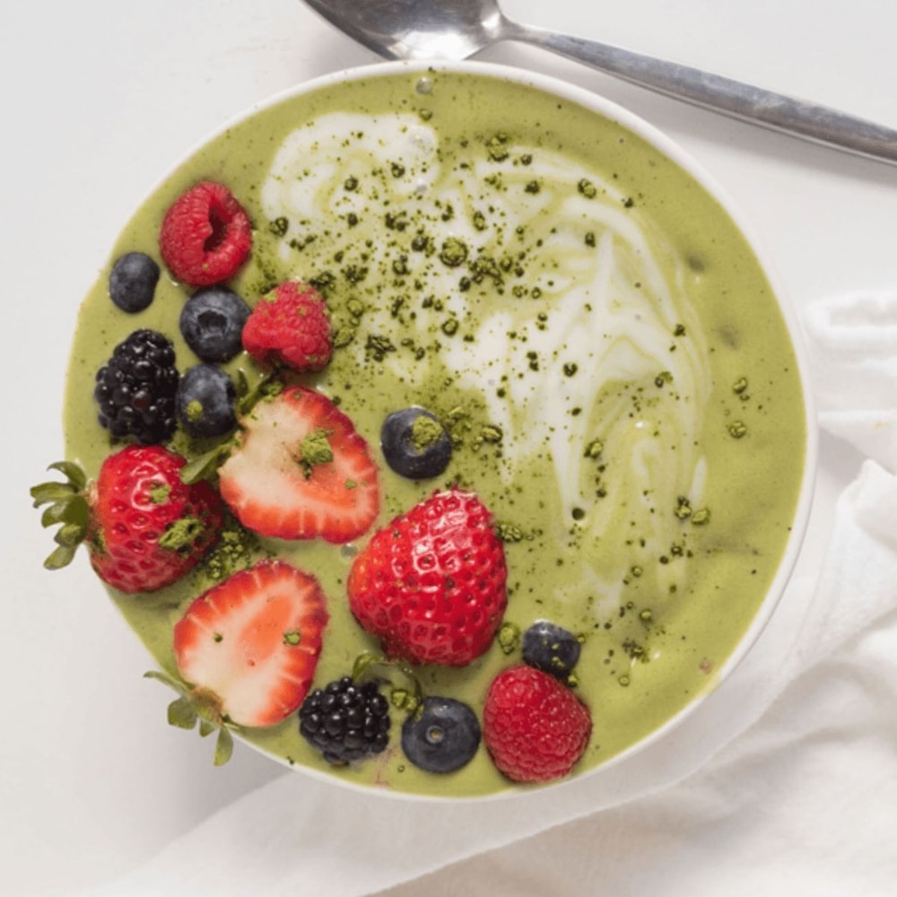 Vanilinis matcha kokteilio dubenėlis