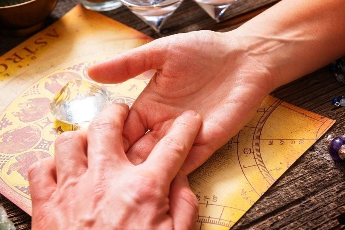 Kaip iš linijų delne sužinoti, kiek santuokų turės moteris ar vyras