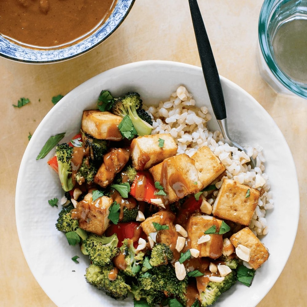 Skrudinti brokoliai, paprika ir tofu dubuo su žemės riešutų padažu