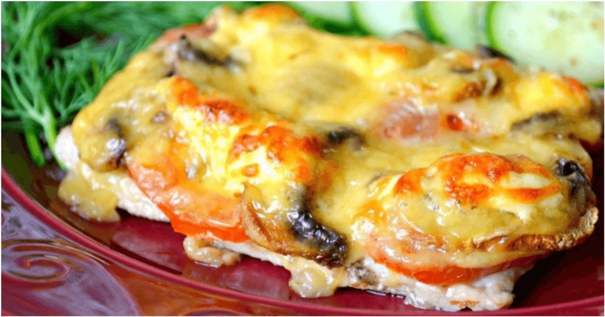 Kiaulienos kepsniai su pomidorais ir pievagrybiais
