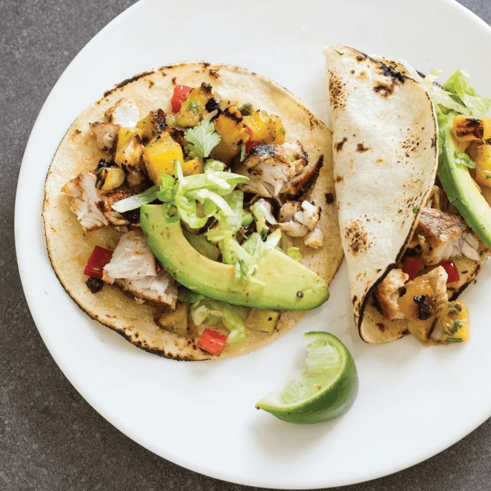 Ant grotelių keptos žuvies tacos