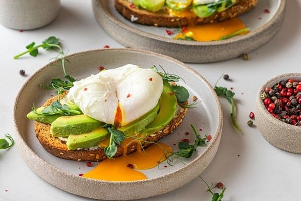 avocado toast with egg