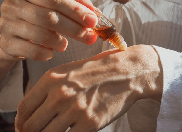 Užtepkite medaus ant tirpstančių rankų sričių