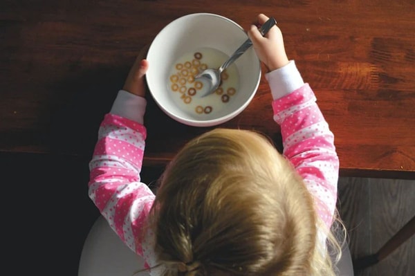 toddler eating cereal
