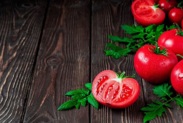 red tomatos