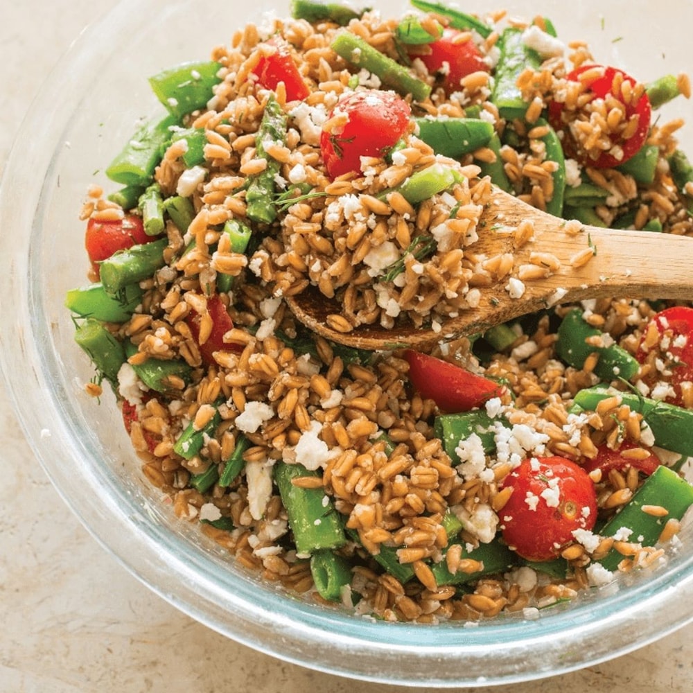 Farro salotos su šparagais, žirneliais ir pomidorais