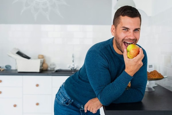 man eating apple