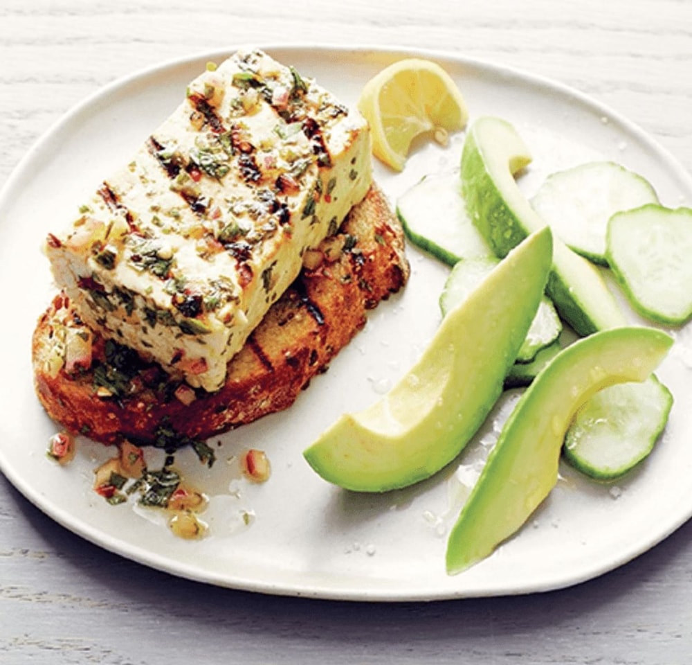 Ant grotelių keptas tofu su chimichurri ant skrebučio