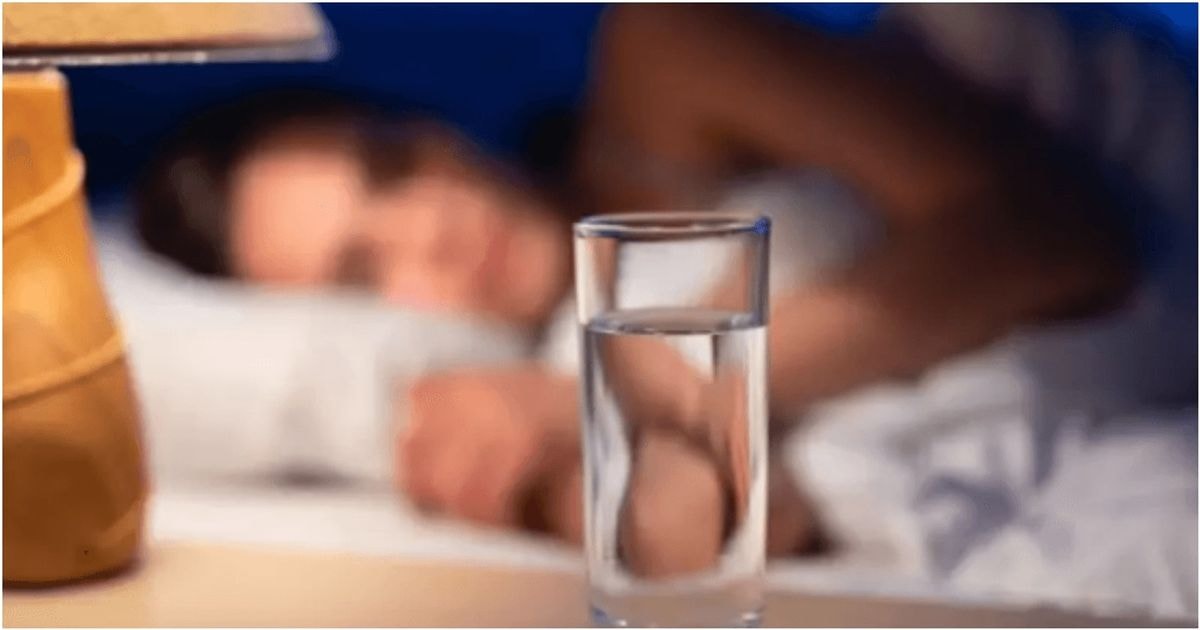 Štai kodėl niekada neturėtumėte palikti stiklinės vandens ant naktinio staliuko