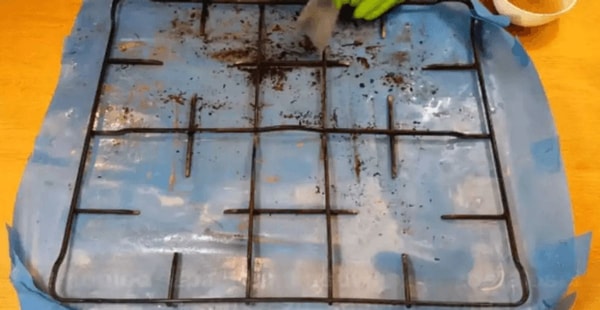 Nuvalykite ant grotelių likusius nešvarumus