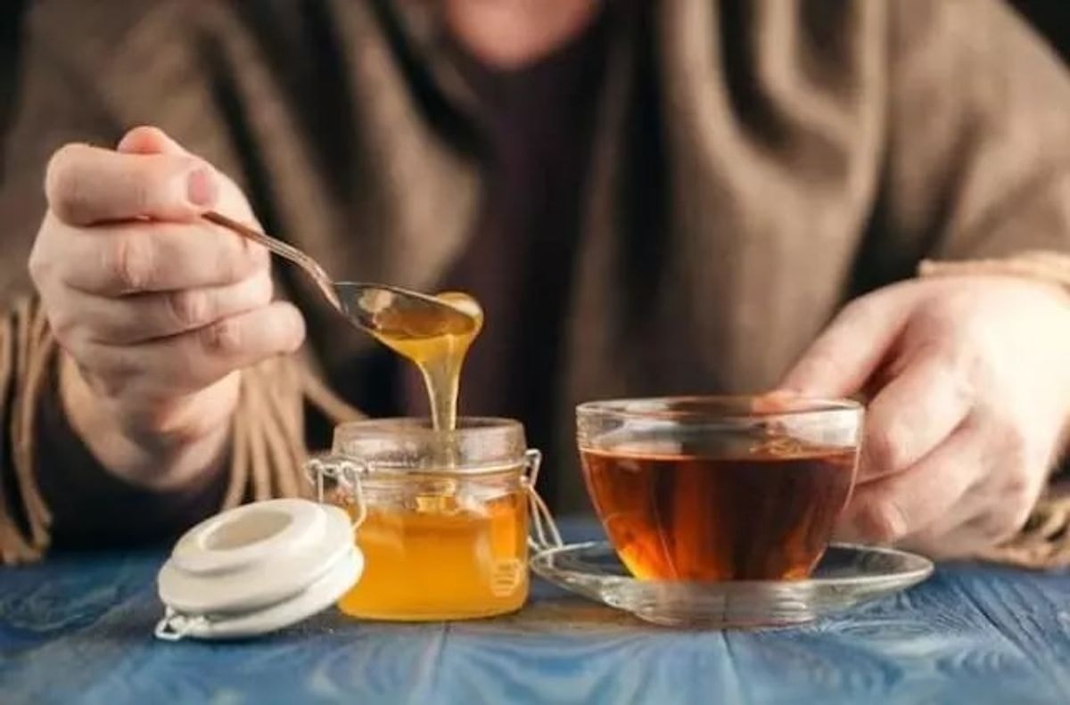 Ar medaus dėjimas į karštą arbatą yra naudingas ir kaip jis veikia mūsų sveikatą?