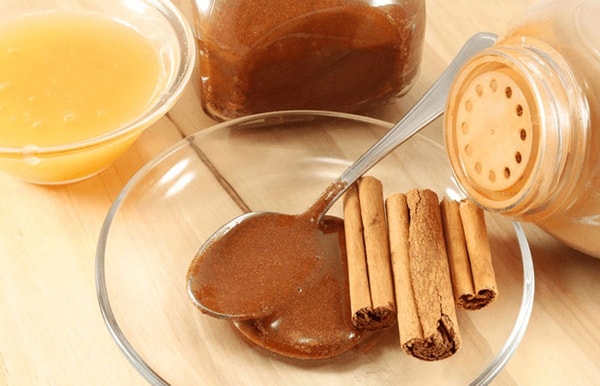Štai kaip medaus ir cinamono mišinys paveikia žmogaus kūną