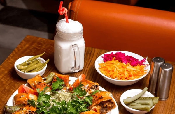 Patiekiamas su kebabais ir kitais tradiciniais turkiškais patiekalais