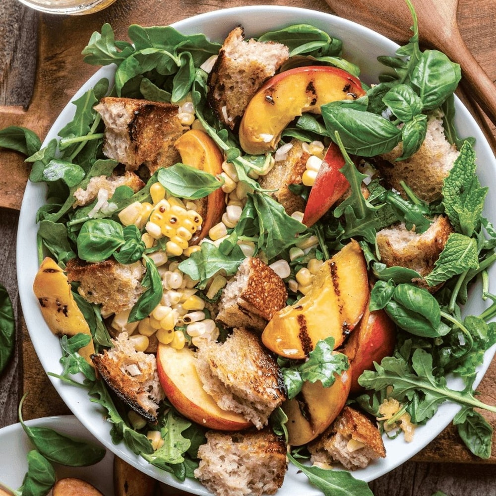 Ant grotelių keptas persikas Panzanella