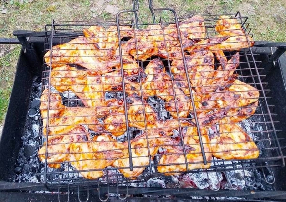 Маринад для курицы на мангале на решетке. Крылышки на мангале. Шашлык на решетке на мангале. Крылышки барбекю на мангале. Куриные крылышки на решетке на мангале.