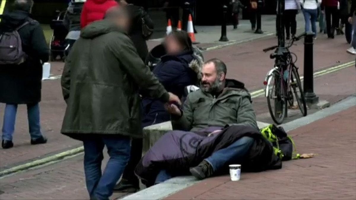 Britų tyrėjas 60 dienų praleido gatvėse ir nusprendė, kad daugiau niekada neduos pinigų benamiams