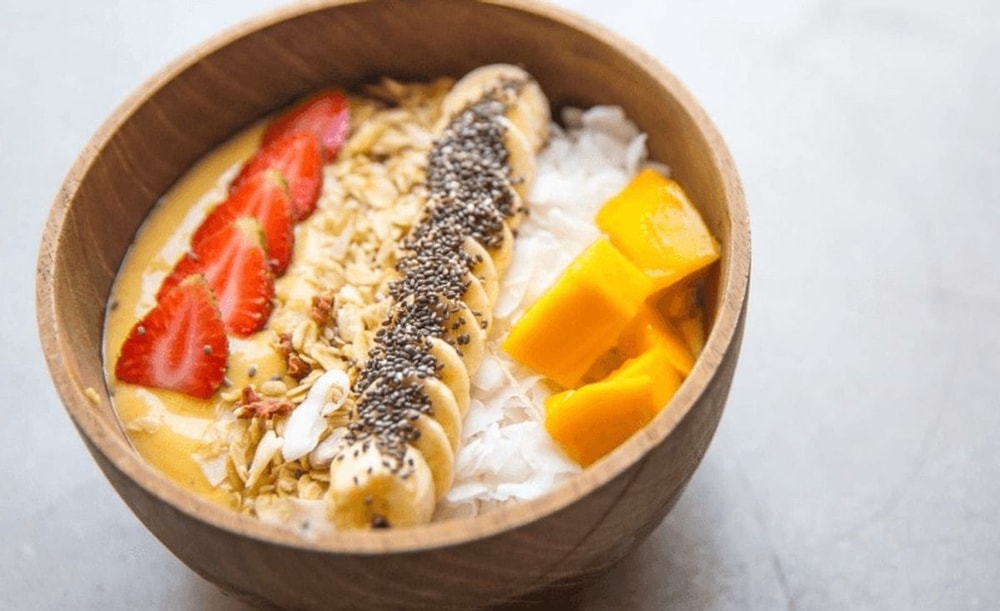 Mango bananų kokteilio dubuo