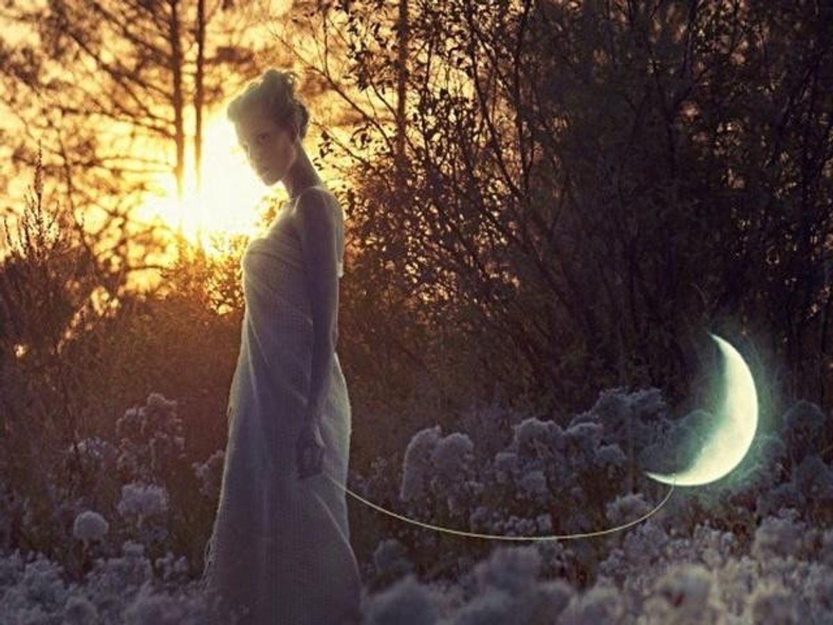 Новолуние и девушка. Ритуалы на луну. Волшебное новолуние. Убывающая Луна в магии. Новолуние удача