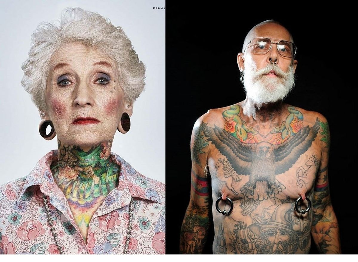 22 vyresnio amžiaus žmonės, išdidžiai nešiojantys savo tatuiruotes ir raukšles