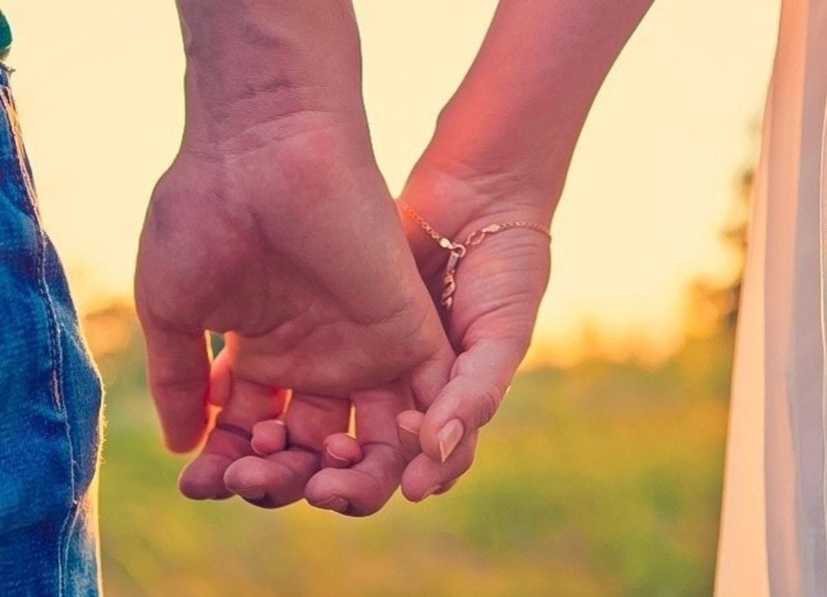 Kaip jūs laikote rankas su savo partneriu? Tai gali daug atskleisti apie jūsų santykius