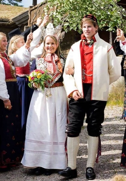 Tradiciniai vestuviniai kostiumai ir nuotakos karūna iš Norvegijos